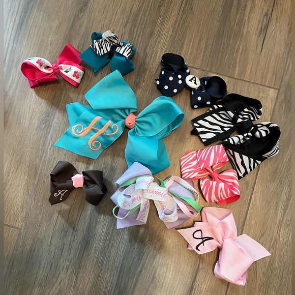 Bundle of bows some with "A" monogram - Picture 1 of 6
